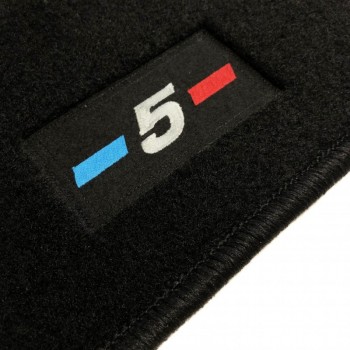Custom-made BMW Serie 5 G60 Berlina (2024-) floor mats with embroidered logo